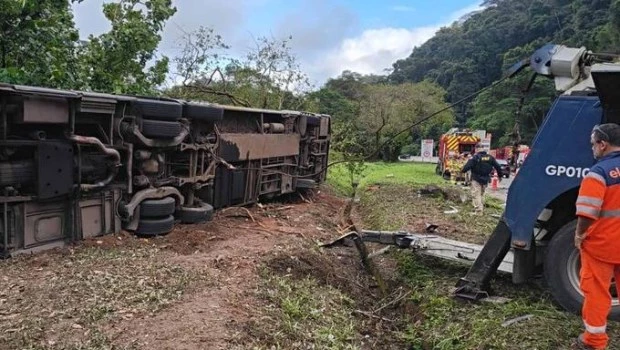 Brasil: al menos 22 personas mueren en un choque entre un camión y un autobús que trasladaba pacientes varios centros médicos