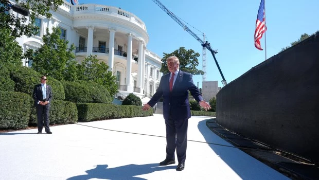 Donald Trump habla con la prensa cerca del lugar de una nueva zona de aterrizaje en el jardín sur de la Casa Blanca.