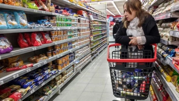 La confianza del consumidor cayó en agosto, pero se mantiene por encima del año pasado