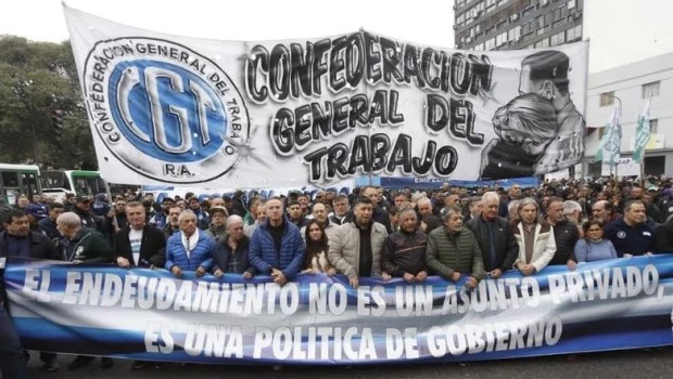 La CGT y las CTA reclaman en el Ministerio de Economía por el endeudamiento familiar