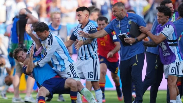 Duras sanciones de la FIFA a la Selección argentina: Paredes 10 fechas