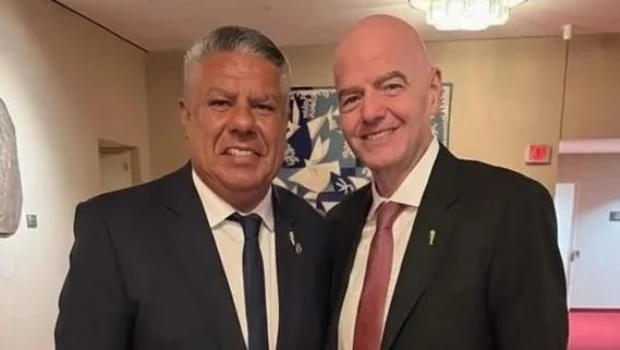 Claudio Chiqui Tapia y Gianni Infantino, presidente de la FIFA.