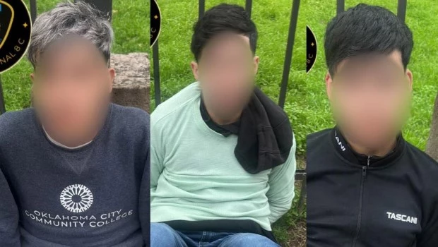 Detuvo la policía a cinco ladrones, de entre 14 y 16 años, después de un raid delictivo