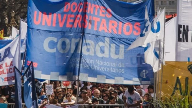 Docentes universitarios paran 48 horas contra el Gobierno por fondos y salarios
