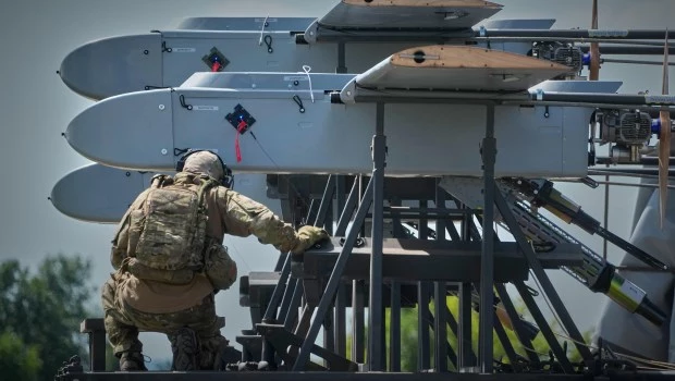 Un soldado del 413º Regimiento Independiente de Sistemas No Tripulados "Raid" de Ucrania prepara drones de ataque de largo alcance FP-1 para una misión de ataque profundo con drones para alcanzar objetivos rusos en lo profundo de su territorio, en un lugar no revelado de Ucrania (16 de agosto de 2026)