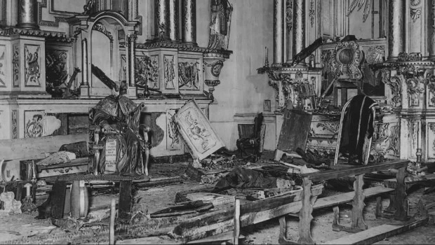 Destrozos en uno de los altares de la Iglesia de San Ignacio.