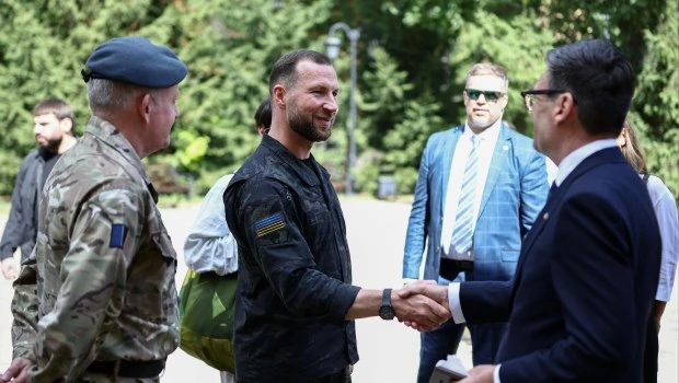 El primer ministro británico, Andy Burnham, estrecha la mano del ministro de Defensa de Ucrania, Yevgeniy Khmara (en el centro), mientras el jefe del Estado Mayor de la Defensa británico, el mariscal del aire Richard Knighton (a la izquierda), observa tras reunirse con pacientes heridos en la guerra en el Hospital Militar Principal, apoyado por la Fundación David Nott, una organización benéfica británica.