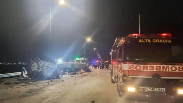 Cuatro muertos tras un choque entre un auto y una camioneta en Alta Gracia
