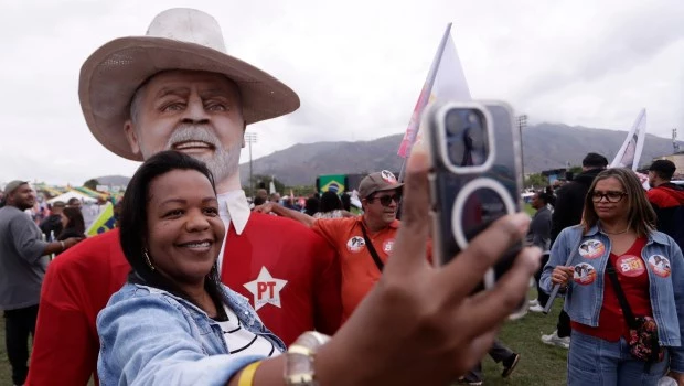Una simpatizante se toma una foto con una figura que representa a Lula en Río.