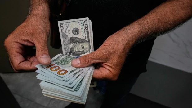 Por primera vez, el Gobierno permitió que el dólar mayorista supere los $1.500