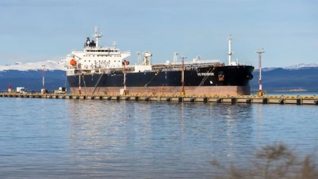 Tierra del Fuego denuncia amarre en Ushuaia de un buque petrolero de bandera británica