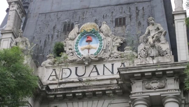 El director de la Aduana se tomó licencia y podría alejarse del cargo
