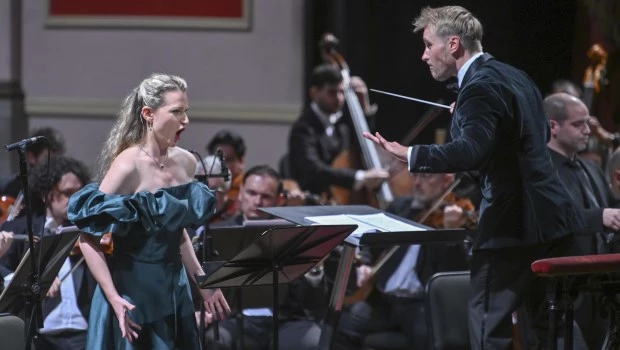 La mezzo estoniana Dara Savinova y el director ucraniano Sasha Yankevych cumplieron destacadas actuaciones.