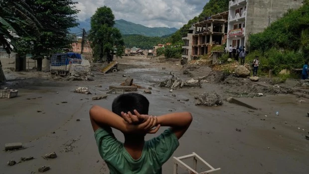 Un niño observa la devastación causada por la crecida del río en el distrito Nuwakot de Nepal.