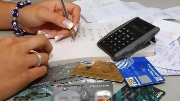 Financial Times advirtió por la morosidad récord en Argentina: “Están luchando por pagar deudas”