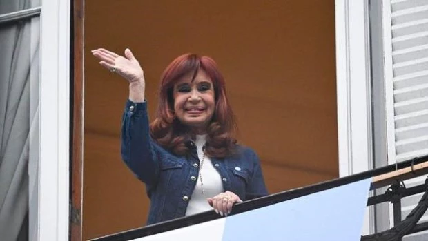 Oficializaron el embargo del departamento de Cristina Kirchner donde cumple su condena por la causa Vialidad