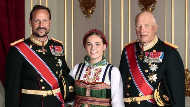 La princesa Ingrid Alexandra de Noruega (C) posa con su abuelo, el rey Harald V (D), y su padre, el príncipe heredero Haakon, en el Palacio Real de Oslo, Noruega, el 31 de agosto de 2019.