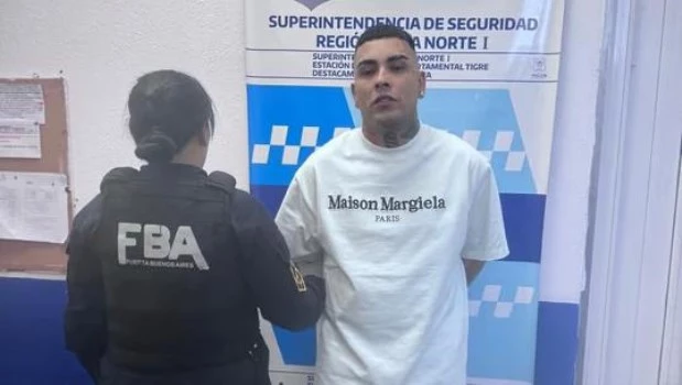 Detuvieron a Callejero Fino por circular en una camioneta sin patente en la que ocultaba un arma
