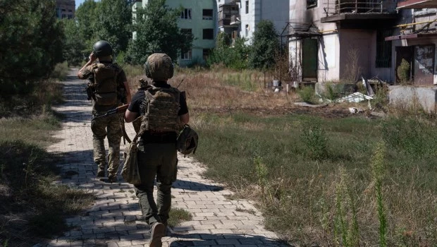 Soldados ucranianos caminan por la calle en la ciudad de Druzhkivka, en la región de Donetsk, Ucrania, en la línea del frente (24 de agosto de 2026)