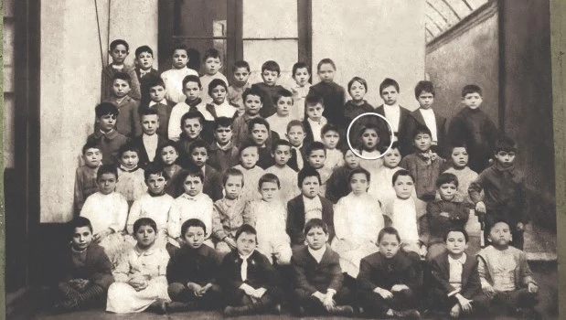 La única fotografía hallada hasta el momento, del pasode Carlos Gardel por la escuela Escuela Elemental N° 2 de la Ciudad de Buenos Aires.