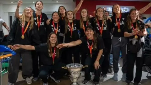 El seleccionado argentino de hockey fue recibido por cientos de hinchas en Ezeiza tras consagrarse campeonas del mundo