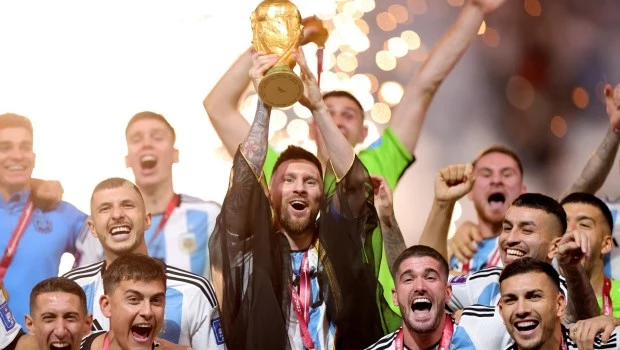 Lionel Messi (C) levanta el trofeo tras ganar la final de la Copa Mundial de la FIFA 2022 entre Argentina y Francia.