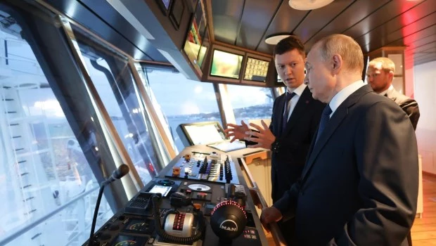 Vladimir Putin (D), acompañado por el presidente del Consejo de Administración de la Compañía Pesquera Rusa, Savely Karpukhin (I), inspecciona el gran arrastrero congelador 'Kapitan Yunak'.