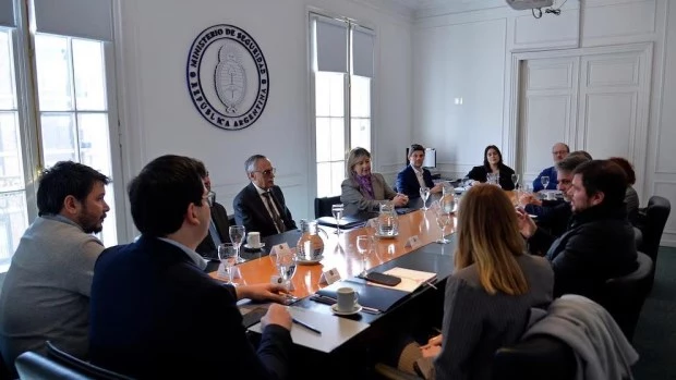 Los ministros Mario Lugones (Salud) y Alejandra Monteoliva (Seguridad) encabezaron la presentación.