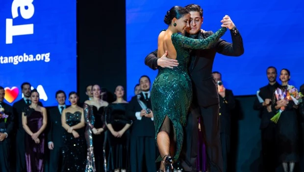 Expareja afectiva y hoy sólo compañeros de baile, Naima y Lucas festejaron el martes en el Gran Rex. Viven en Atenas.