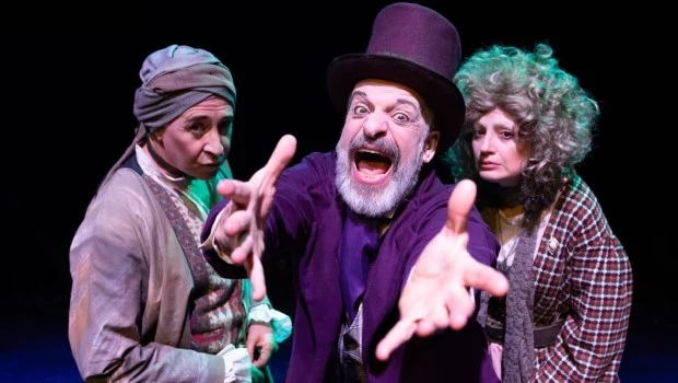 Pablo Finamore, Déborah Fideleff y Román Lamas conforman el elenco de la obra.