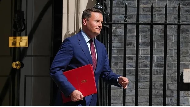 El ministro de Defensa británico, Wes Streeting, sale de la sede de Gobierno.