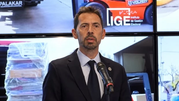Adrián González fue designado como nuevo director del Correo.