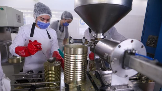 “Hay que buscar una sofisticación del entramado productivo. Esa es la única forma de generar progreso, clase media, sustentabilidad e integración, y no caer en la trampa del resto de los países latinoamericanos que tienen un 70% de informalidad laboral”, recalca Diego Coatz.