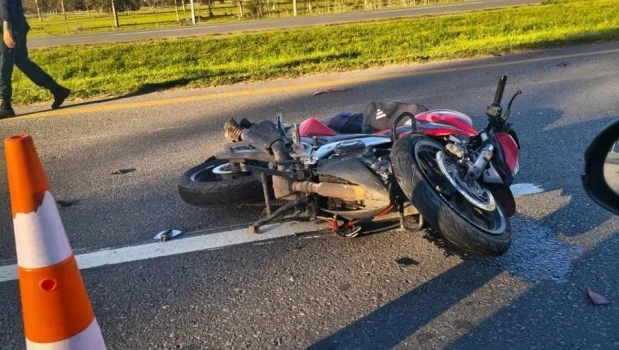 Un motociclista murió al chocar contra un camión en la Ruta 2