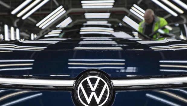 Tremenda crisis de la industria automotriz alemana: VW recortará 50 mil empleos más