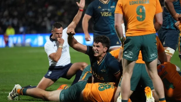 Efraín Elías, en el centro, celebra un try anotado por Ignacio Ruiz.