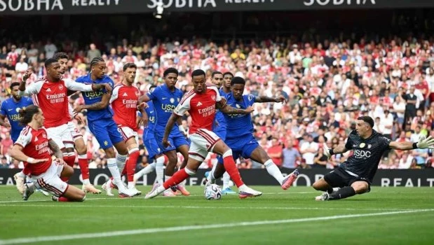 Arsenal le ganó al Chelsea de Dibu Martínez