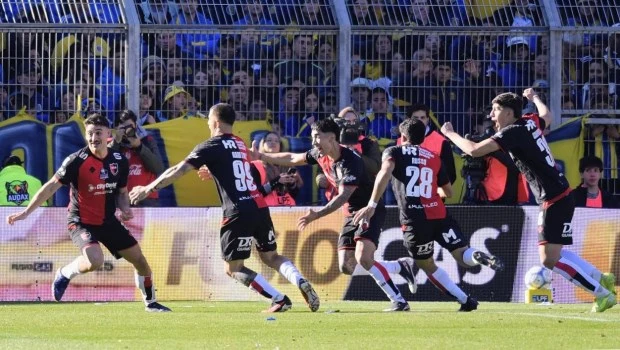 Apoyado en el VAR, Newell´s rescató un agónico empate ante Central en Arroyito