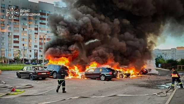 Bomberos intentan sofocar las llamas en unos autos tras un ataque con drones rusos en la región de Kiev, Ucrania (28 de agosto de 2026)