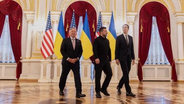 Volodimir Zelenski, camina junto a los enviados de EE.UU., Jared Kushner (derecha) y Steve Witkoff (izquierda).