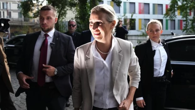 Alice Weidel, colíder de la AfD (nueva derecha), en una rueda de prensa en Berlín, junto al principal candidato del partido en Sajonia, Ulrich Siegmund.