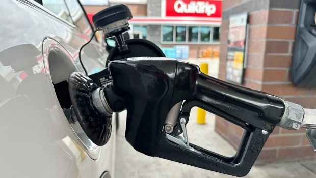 El petróleo vuelve a superar los 100 dólares tras otra oleada de ataques en Medio Oriente
