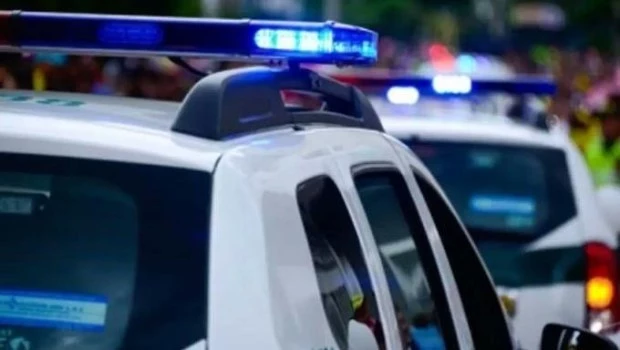 Un menor realizó disparos intimidatorios en una escuela de Medellín y luego se autolesionó