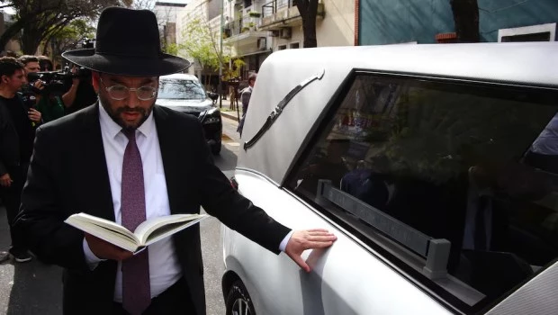 El Gran Rabino de la AMIA, Eliahu Hamra junto al féretro del periodista.