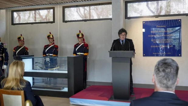 Javier Milei hizo los anuncios en un acto con granaderos, cargado de simbolismo militar.