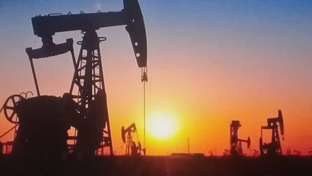El crudo brent supera los 104 dólares el barril tras subir más del 3 %