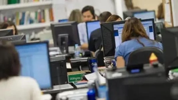 El salario de los empleados públicos cayó un 40,5% en la era Milei