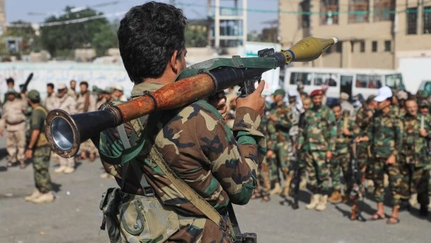 Rebeldes hutíes llegan a un puerto estratégico en Yemen