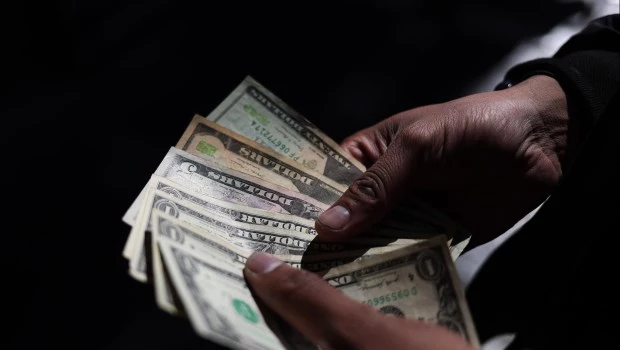 El dato que más enciende las alarmas en los despachos financieros de Manhattan es la velocidad del drenaje de divisas.