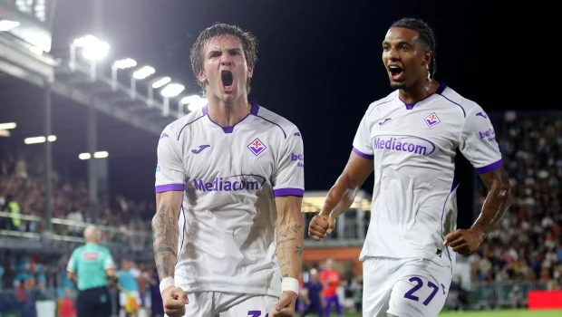 Mastantuono se despachó con tres goles en la victoria de la Fiorentina por la Serie A